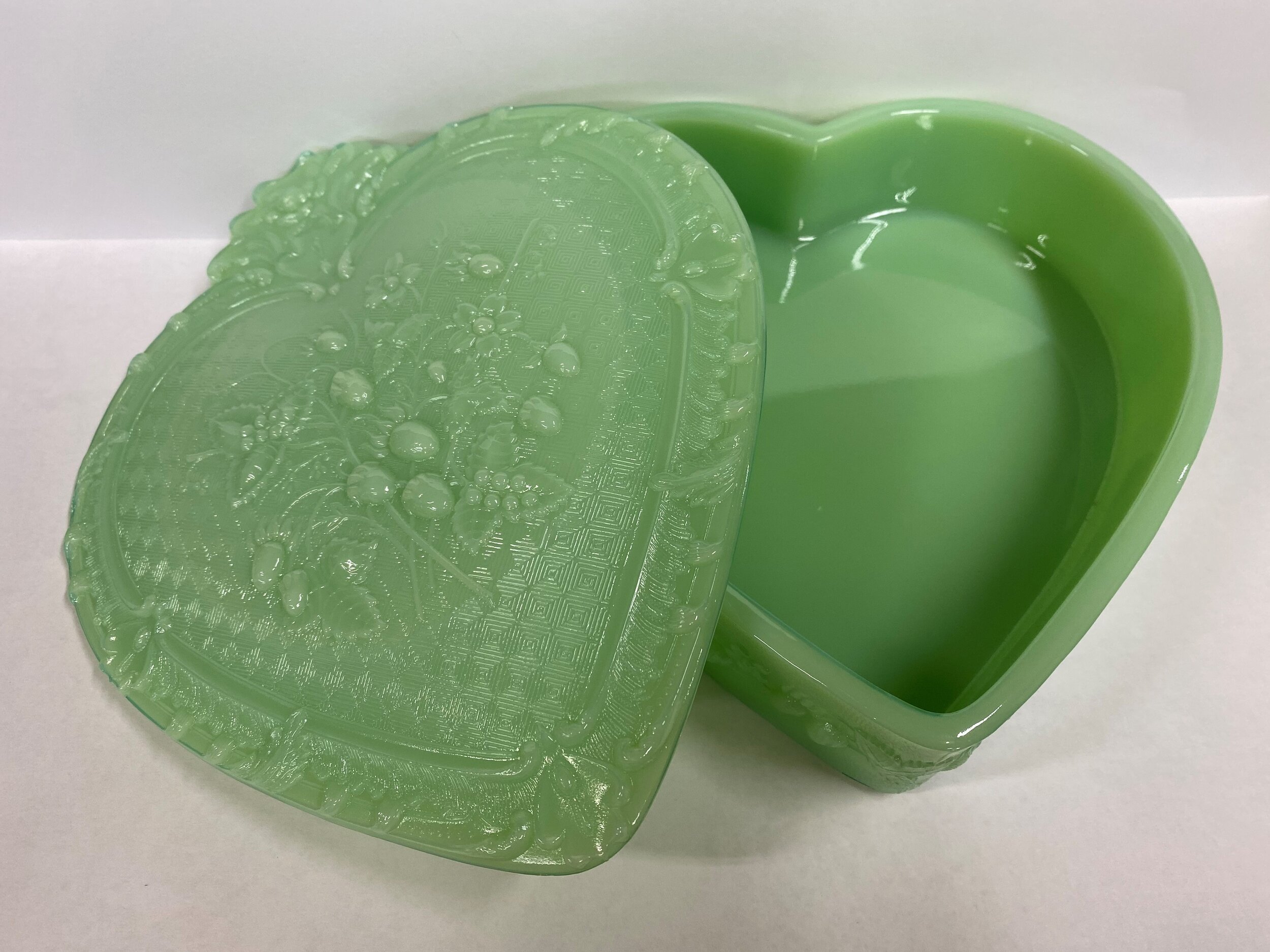 jadite heart box 2.jpg